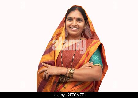 Porträt einer glücklich lächelnden Inderin verheiratete Frau, die selbstbewusst mit gekreuzten Armen auf isoliertem Hintergrund steht. Stockfoto
