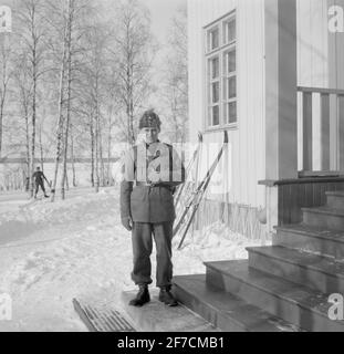 Portraitfoto der mit dem Militär in Verbindung stehenden schwedischen NGO in Finnland, F 19 Motive: Portraitfoto des mit dem Militär assoziierten schwedischen Freiwilligen in Finnland, F 19. Auf Treppen stehen. Stockfoto