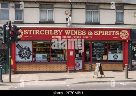 Stirchley Wines and Spirits on the Pershore Road, Stirchley, Birmingham, UK, ist bekannt für seine große Auswahl an Bieren und Lagerbieren Stockfoto