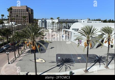 ANAHEIM, KALIFORNIEN - 31. MÄRZ 2021: Weitwinkelansicht von Anaheim Ice, Harbour Lofts und Wells Fargo Building im Stadtgebiet Ctr von Anaheim. Stockfoto