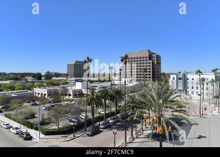 ANAHEIM, KALIFORNIEN - 31. MÄRZ 2021: Hochwinkelansicht der Hafenlofts und des Wells Fargo Building und des Anaheim Ice im Stadtgebiet Ctr von Anaheim. Stockfoto