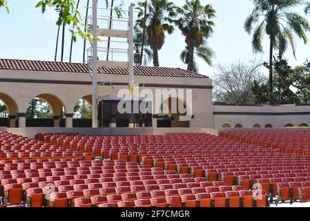 ANAHEIM, KALIFORNIEN - 31. MÄRZ 2021: Sitzplätze im Pearson Park Theater. Pearson Park Amphitheatre bietet qualitativ hochwertige Familienunterhaltung während des Su Stockfoto