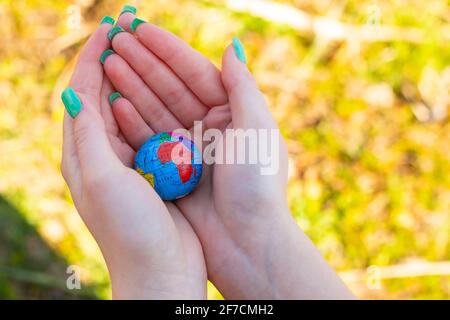 Ein Globus in einer Frauenhand. Stockfoto