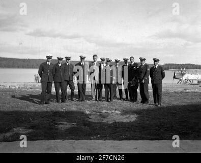 Gruppenfoto der schwedischen Offiziere und Charles Lindbergh am F2, 19 Gruppenfoto der schwedischen Offiziere und Charles Lindbergh bei seinem Besuch bei F 2 Roslagens Flying Fleet, 1933. Stockfoto