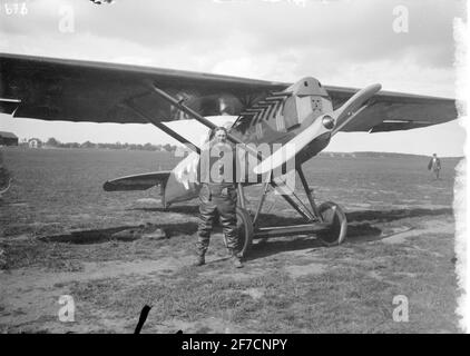 Flugzeug FVM J 23, Portrait des Leutnants vor Flugzeug J 23 auf dem Erz. Stockfoto