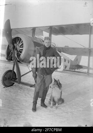 Leutnant Karlsson und Triplanet Portrait. Mann und Hund vor dem Flugzeug Triplanet auf Erz. Flugfahrer Gösta D: Sohn Carlson. Stockfoto