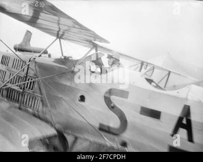 Flugzeug bei Ankunft am ILUG-23 Nahaufnahme von Flugzeugen des Flugzeugs Bréguet XIV B2 Zivilanmeldung S-AIAA mit Fahrern bei Ilug in Göteborg 1923. Stockfoto