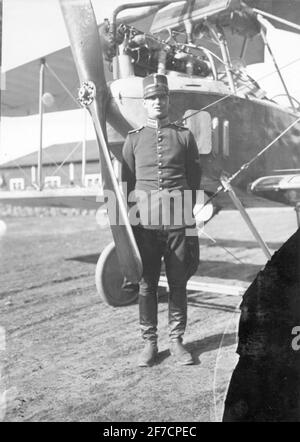 Porträt und Flugzeug Porträt des Leutnants bei 12 vor dem Flugzeug Albatros BIIa. Stockfoto
