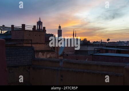 Sonnenuntergang über den Dächern von Djemaa el Fna in Marrakesch, Marokko Stockfoto