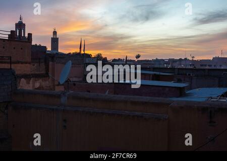 Sonnenuntergang über den Dächern von Djemaa el Fna in Marrakesch, Marokko Stockfoto