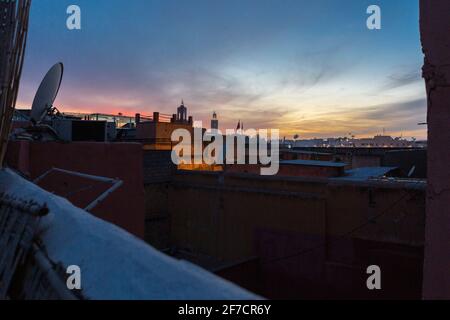 Sonnenuntergang über den Dächern von Djemaa el Fna in Marrakesch, Marokko Stockfoto