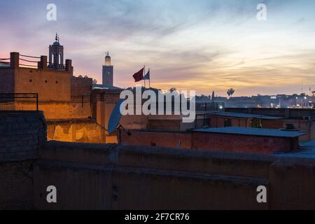 Sonnenuntergang über den Dächern von Djemaa el Fna in Marrakesch, Marokko Stockfoto