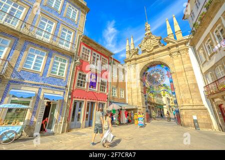 Braga, Portugal - 12. August 2017: Menschen, die durch den Arco da Porta Nova gehen, mit Blick nach Osten entlang der Rua Dom Diogo de Sousa. Bogen des Neuen Tores in Stockfoto