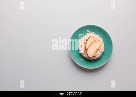 Runde Apfelkuchen Stück auf Keramikplatte auf einem weißen Tabelle Stockfoto