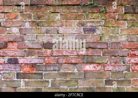 Mehrfarbige Backsteinwand Hintergrund Vielzahl von Ziegeln Backsteinwand gemacht Mit alten wiedergewonnenen Steinen Foto in hoher Auflösung und hoher Qualität Stockfoto