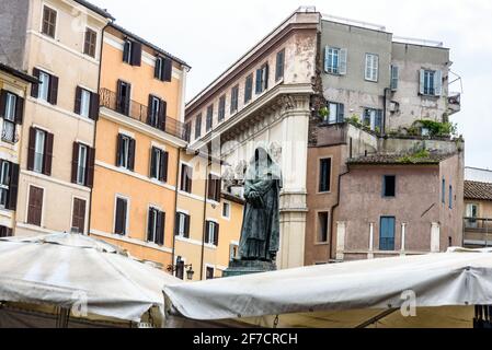 Campo dé Fiori Platz, täglicher Markt mit der Statue von Giordano Bruno im Hintergrund, Rom, Latium, Italien, Europa Stockfoto