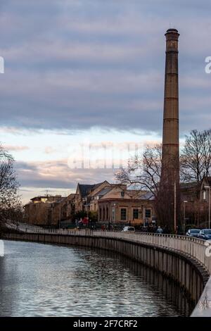 Ein Blick auf den Fluss Cam und den Kamin der alten Dampfpumpstation im Cambridge Museum of Technology. VEREINIGTES KÖNIGREICH Stockfoto