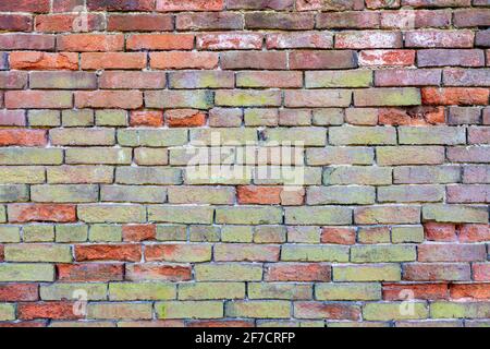 Mehrfarbige Backsteinwand Hintergrund Vielzahl von Ziegeln Backsteinwand gemacht Mit alten wiedergewonnenen Steinen Foto in hoher Auflösung und hoher Qualität Stockfoto