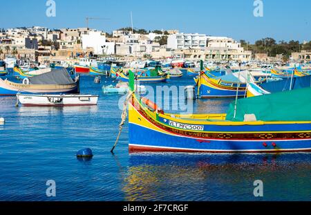 Marsaxlokk, Malta, 28. Februar 2020. Marsaxlokk Hafen mit bunten Fischerbooten an einem sonnigen Tag. Stockfoto