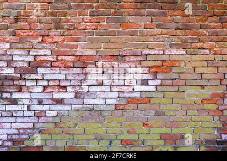 Mehrfarbige Backsteinwand Hintergrund Vielzahl von Ziegeln Backsteinwand gemacht Mit alten wiedergewonnenen Steinen Foto in hoher Auflösung und hoher Qualität Stockfoto