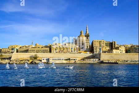 Valletta, Malta, 28. Februar 2020. Wunderschöne Skyline von Valletta, vom Meer aus gesehen. Stockfoto