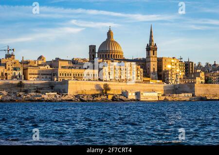 Wunderschöne Skyline von Valletta in Malta bei Sonnenuntergang. Stockfoto