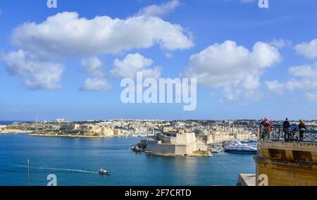 Sonniger Blick auf Valletta von den Upper Barrakka Gardens Stockfoto