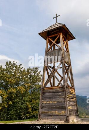 Drvengrad, Serbien - 18. September 2020: Holzkirche in Kustendorf, traditionelles Dorf Drvengrad von Emir Kusturica gebaut. Mokra Gora in Zlatibor Surro Stockfoto