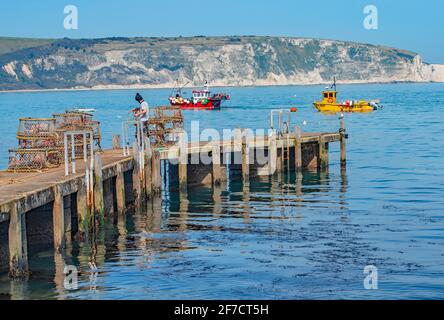 Ein Fischer am Pier bereitet die Angeltöpfe vor Stockfoto