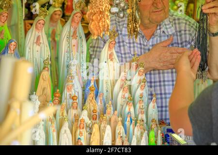 Fatima, Portugal - 15. August 2017: Nahaufnahme von Statuen der Muttergottes zum Verkauf als Souvenirs im katholischen Wallfahrtsort des Heiligtums von Fatima in Stockfoto