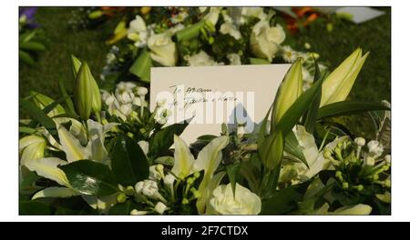 Beerdigung von Adam Faith im Kremitorium in Royal Tunbridge Wells. Blumen von seiner Frau Jackie und Tochter Katia pic David Sandison 19/3/2003 Stockfoto