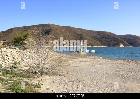 Die verlassene Kirche St. Nikolaus am Kouris Stausee. Zypern. Stockfoto