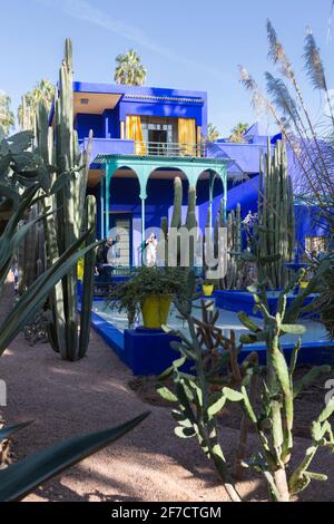 Villa Majorelle mit seinen umliegenden Palmen und Kakteen im berühmten botanischen Garten Jardin Majorelle in Marrakesch, Marokko Stockfoto