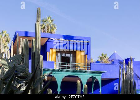 Villa Majorelle mit seinen umliegenden Palmen und Kakteen im berühmten botanischen Garten Jardin Majorelle in Marrakesch, Marokko Stockfoto