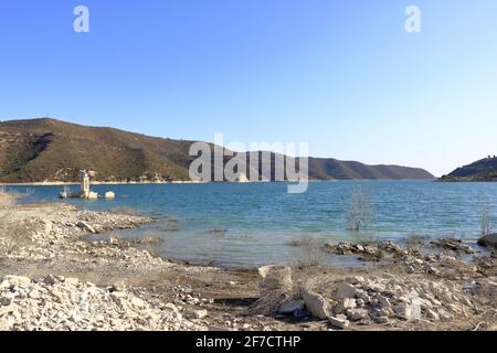 Die verlassene Kirche St. Nikolaus am Kouris Stausee. Zypern. Stockfoto