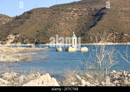 Die verlassene Kirche St. Nikolaus am Kouris Stausee. Zypern. Stockfoto