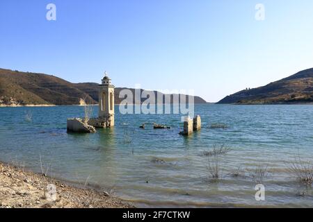 Die verlassene Kirche St. Nikolaus am Kouris Stausee. Zypern. Stockfoto