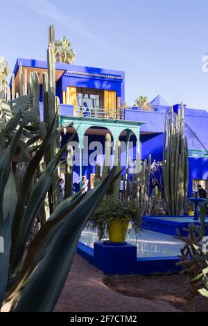 Villa Majorelle mit seinen umliegenden Palmen und Kakteen im berühmten botanischen Garten Jardin Majorelle in Marrakesch, Marokko Stockfoto