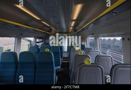 Leere Zugkutsche während der morgendlichen Hauptverkehrszeit auf der Brighton-London-Linie, normalerweise nur Stehplätze... Stockfoto