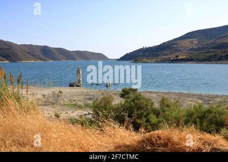 Die verlassene Kirche St. Nikolaus am Kouris Stausee. Zypern. Stockfoto