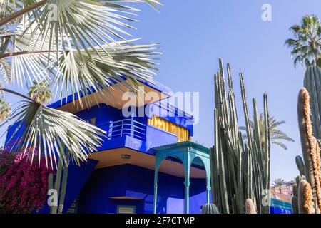 Villa Majorelle mit seinen umliegenden Palmen und Kakteen im berühmten botanischen Garten Jardin Majorelle in Marrakesch, Marokko Stockfoto