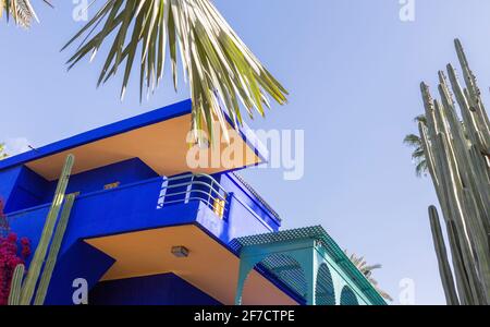 Villa Majorelle mit seinen umliegenden Palmen und Kakteen im berühmten botanischen Garten Jardin Majorelle in Marrakesch, Marokko Stockfoto