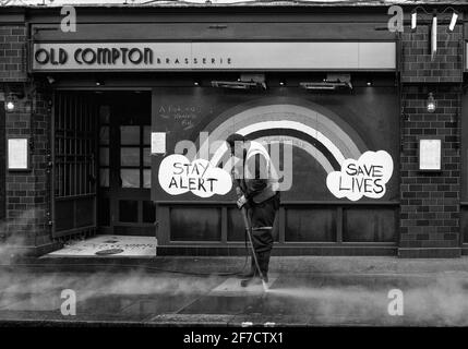 Straßenreiniger bereitet sich auf die Wiedereröffnung von Soho in London vor England Stockfoto