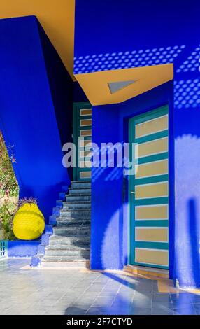 Nahaufnahme der Villa Majorelle im berühmten botanischen Garten Jardin Majorelle von Jacques Majorelle und Yves Saint Laurent in Marrakesch, Marokko Stockfoto