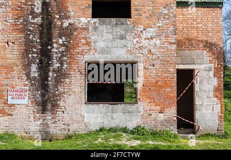 Nags Head Cottages in dem verlassenen Dorf Imber, das jetzt als Trainingsgelände der britischen Armee dient, Salisbury Plain, Wiltshire, England, Großbritannien Stockfoto