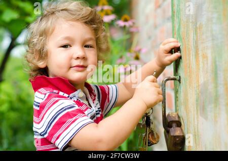 Kleiner Junge mit Schlüsseln im Freien Stockfoto