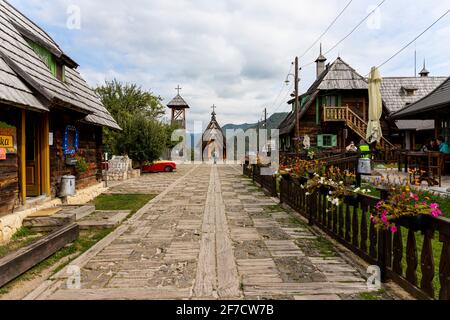 Drvengrad, Serbien - 18. September 2020: Holzkirche in Kustendorf, traditionelles Dorf Drvengrad von Emir Kusturica gebaut. Mokra Gora in Zlatibor Surro Stockfoto