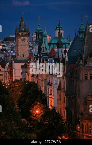 Top Abendansicht der Prager Parizska Straße in Richtung der Dächer und Türme entlang der Straße, dem Altstädter Ring, dem Rathaus und der Nikolaikirche Stockfoto