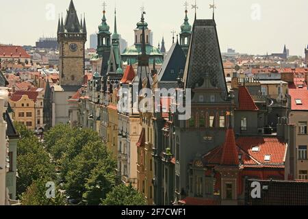 Blick von oben auf die Parizska Straße in Richtung der Dächer und Türme entlang der Straße, dem Altstädter Ring, dem Rathaus und der Nikolaikirche Stockfoto