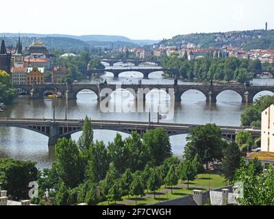 Blick vom Letna Park und dem Hanavský Pavilon auf die Prager Brücken und die Moldau. Die berühmte Karlsbrücke ist die zweite. Stockfoto